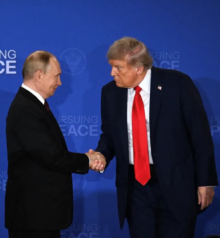 Le président américain Donald Trump et le président russe Vladimir Poutine se serrent la main en Alaska le 15 aout 2025