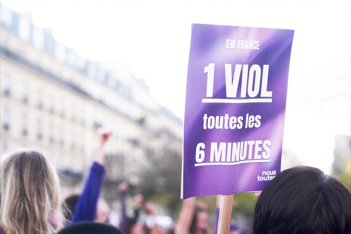 La loi française intègre désormais la notion de non-consentement dans la définition du viol. Le consentement doit être libre, éclairé, spécifique, préalable et révocable. Il ne peut jamais être déduit du silence ou de l’absence de réaction.