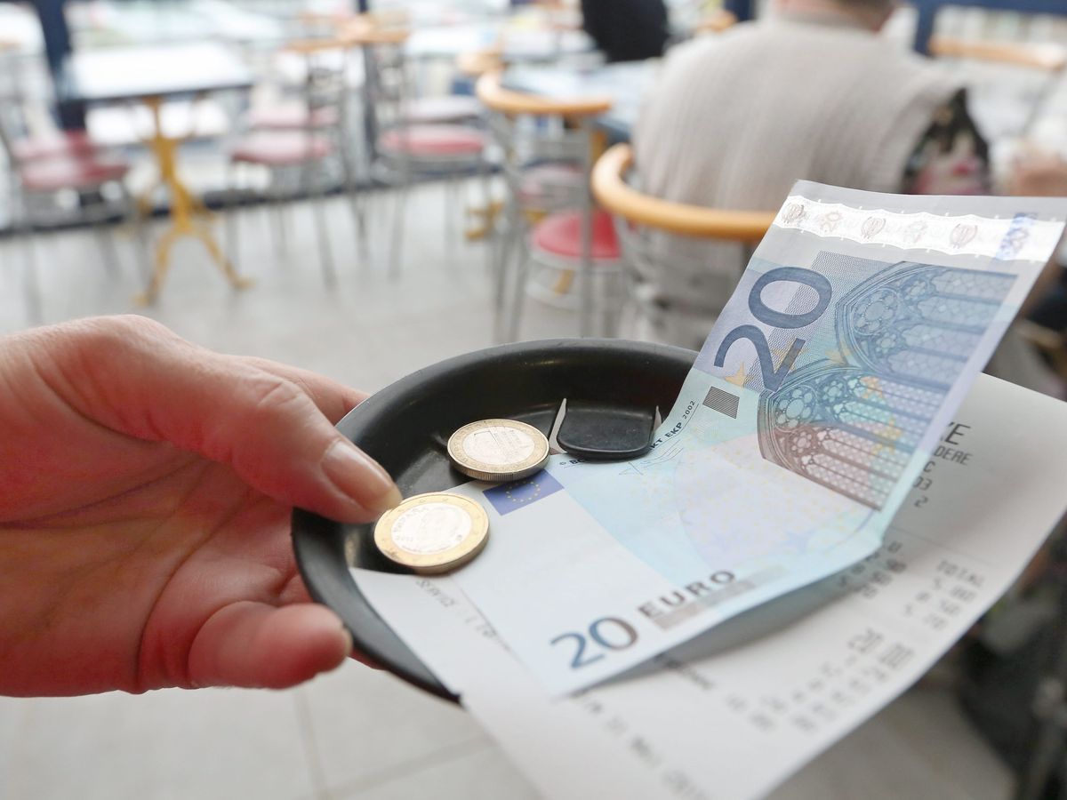 Un amendement du budget 2026 prolonge l’exonération fiscale et sociale des pourboires jusqu’au 31 décembre 2026, alors qu’elle devait initialement s’arrêter fin 2024