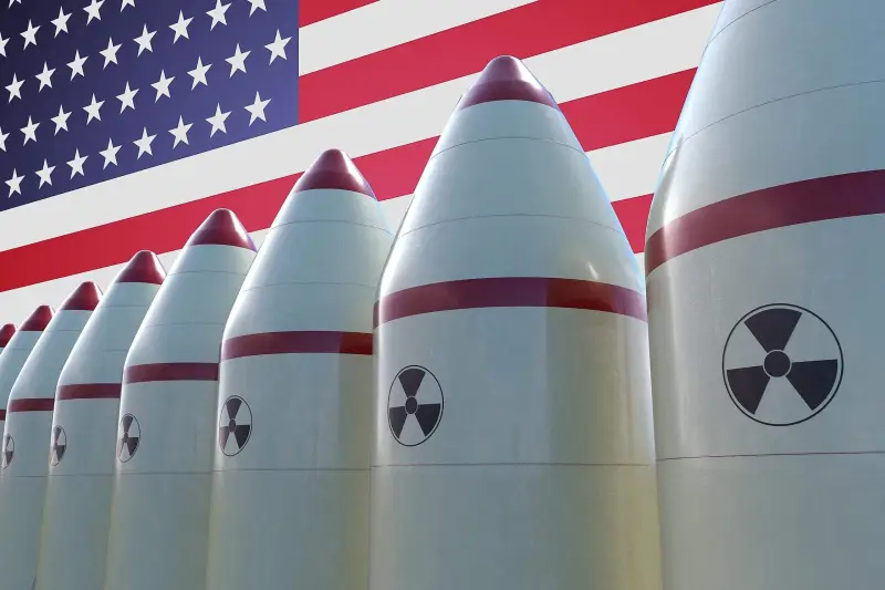 Les USA disposent de plus de 5 000 ogives nucléaires. Leur triade nucléaire (missiles intercontinentaux, sous-marins lanceurs d’engins et bombardiers stratégiques) reste la plus sophistiquée au monde.