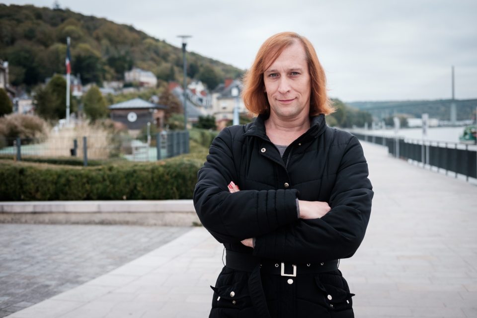 Une population estimée à plus de 180 000 personnes trans ou non-binaires vit en France, soit environ 0,33 % de la population