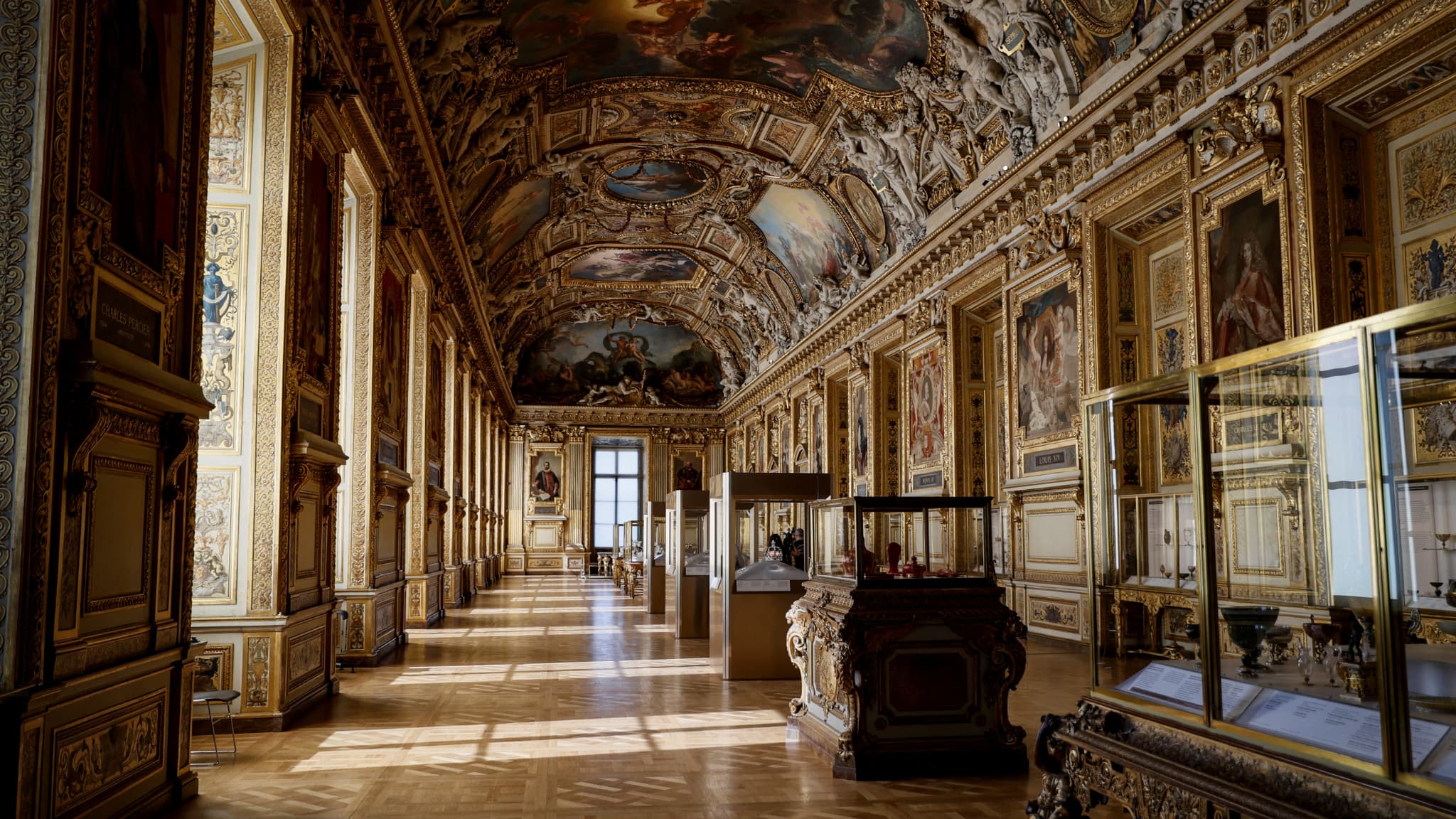 Les anciennes vitrines blindées du Louvre, des années 1950, étaient équipées d’un mécanisme permettant de disparaître dans un coffre-fort en cas d’alerte. Mais ce système a été abandonné car devenu inopérant, avec des blocages et des accidents mettant en péril les œuvres.