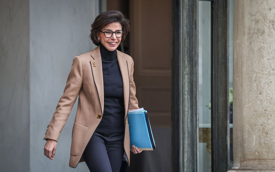 En 2007, Rachida Dati est devenue la première personnalité politique française issue de parents immigrés maghrébins à occuper un ministère régalien, en étant nommée garde des Sceaux par Nicolas Sarkozy. Son mandat a marqué l’histoire par des réformes majeures : instauration des peines planchers, réforme du code pénal des mineurs, et création du Défenseur des droits.