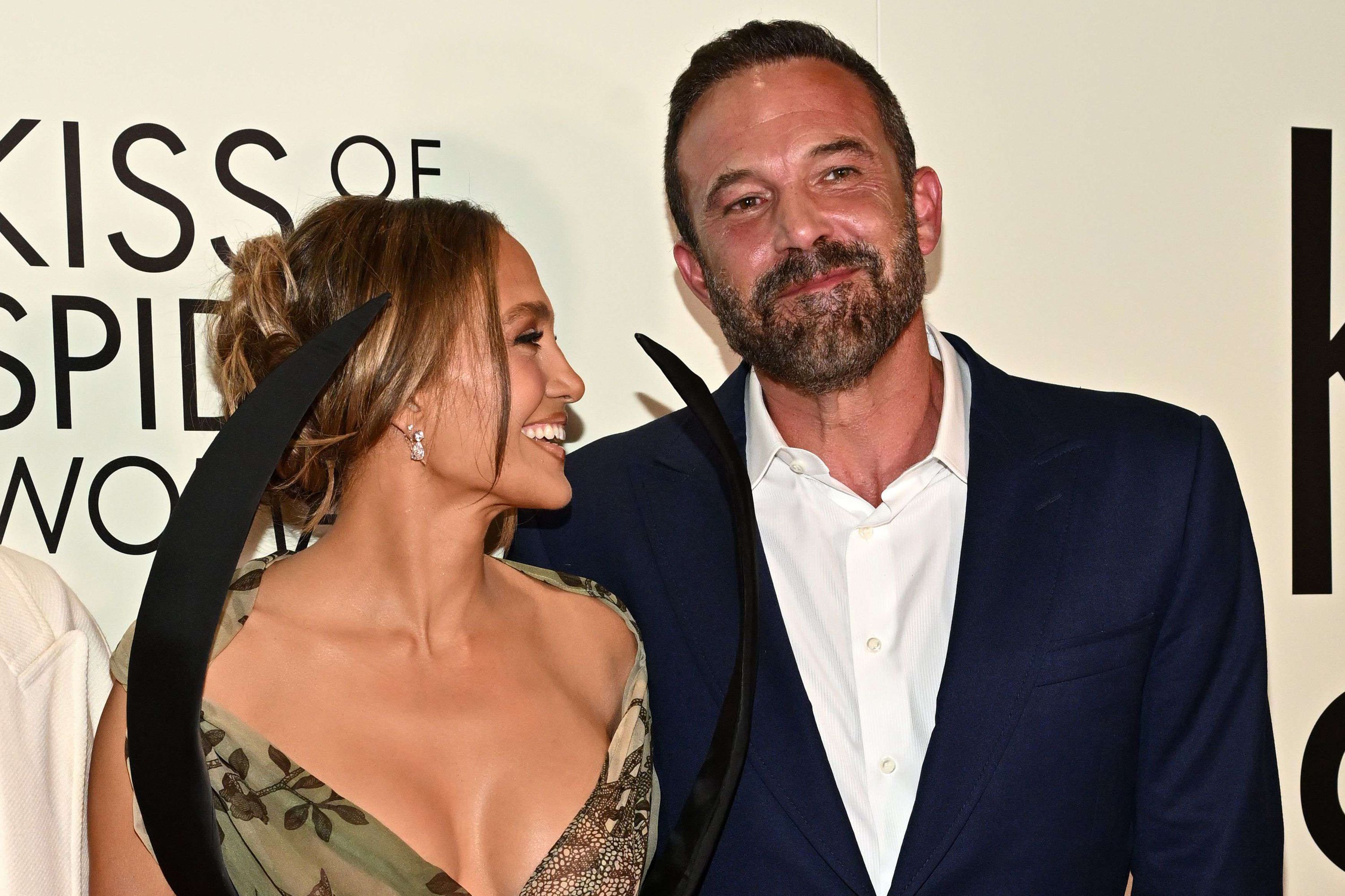 Regards complices et gestes tendres, les retrouvailles de Jennifer Lopez et Ben Affleck sur le tapis rouge
