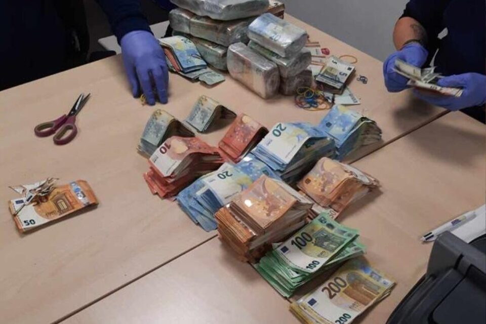 Les douanes ont saisi 800.000 € en petites coupures lors d’un contrôle routier vers Biarritz, dans un véhicule conduit par un Franco-Algérien de 39 ans