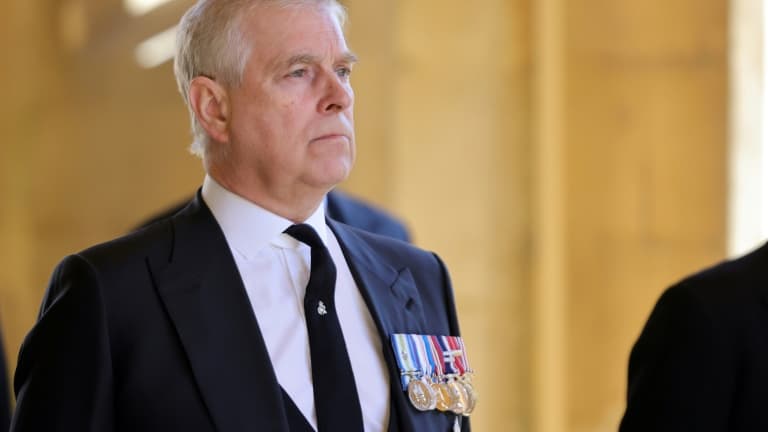 Avant d’être déchu de la plupart de ses honneurs, le prince Andrew cumulait plus…