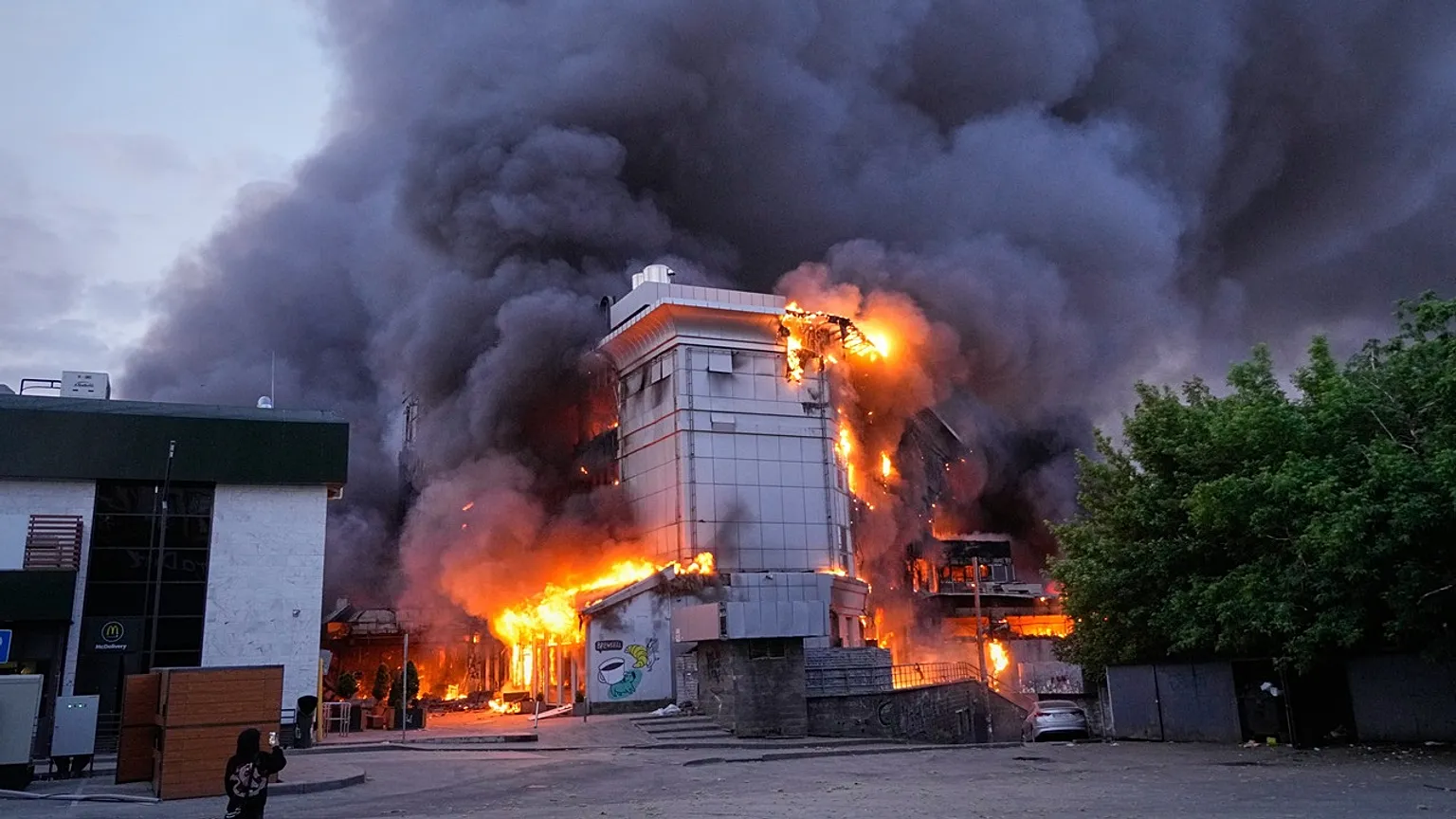Bâtiments endommagés à Kiev après les frappes russes du 24 mai 2026