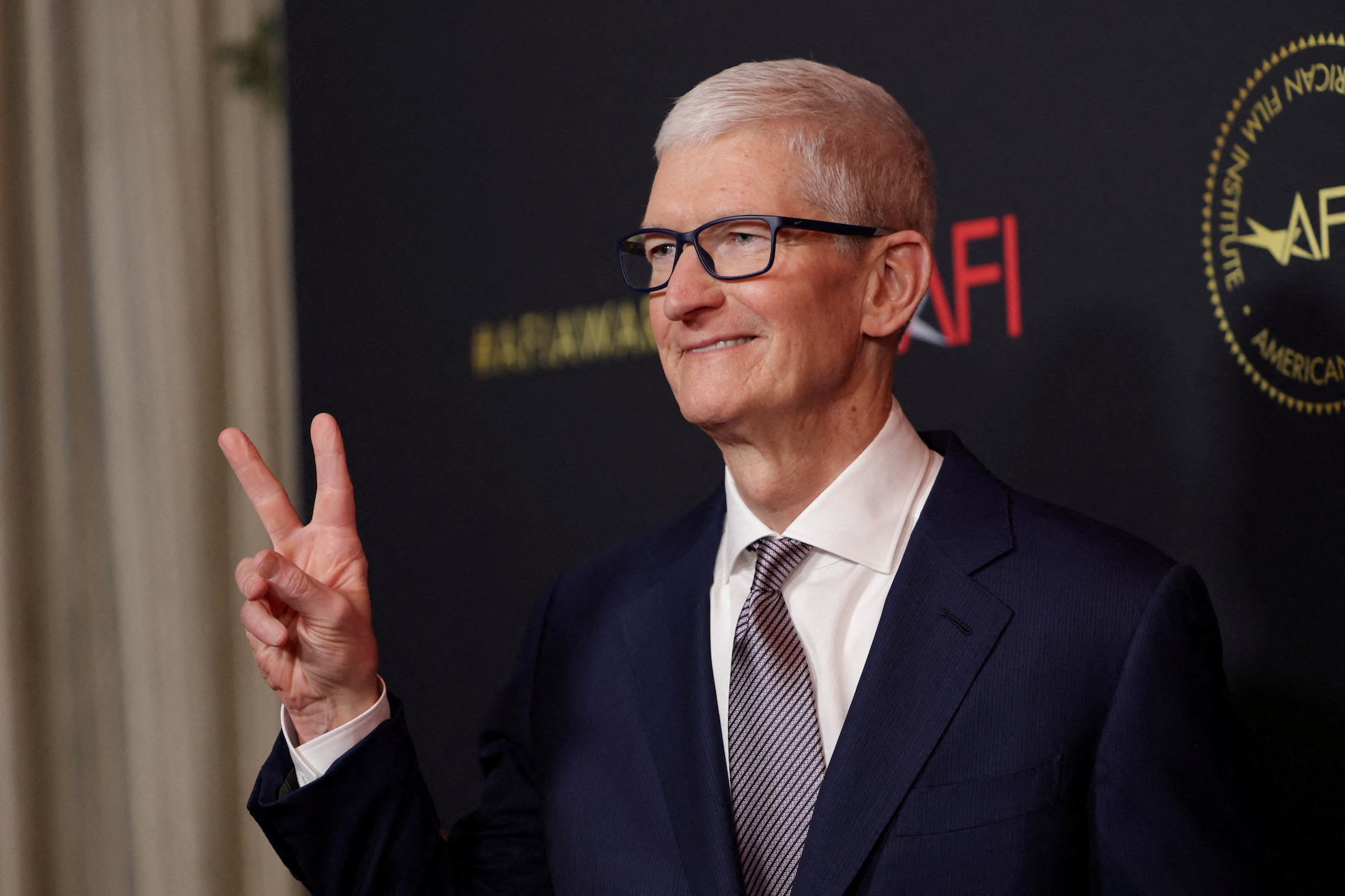Is Tim Cook Fleeing a Sinking Ship by Leaving Apple Now?
