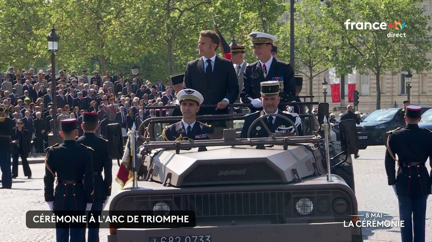 Commémorations du 8-mai : remontée des Champs-Elysées, Macron ravive la flamme du Soldat inconnu