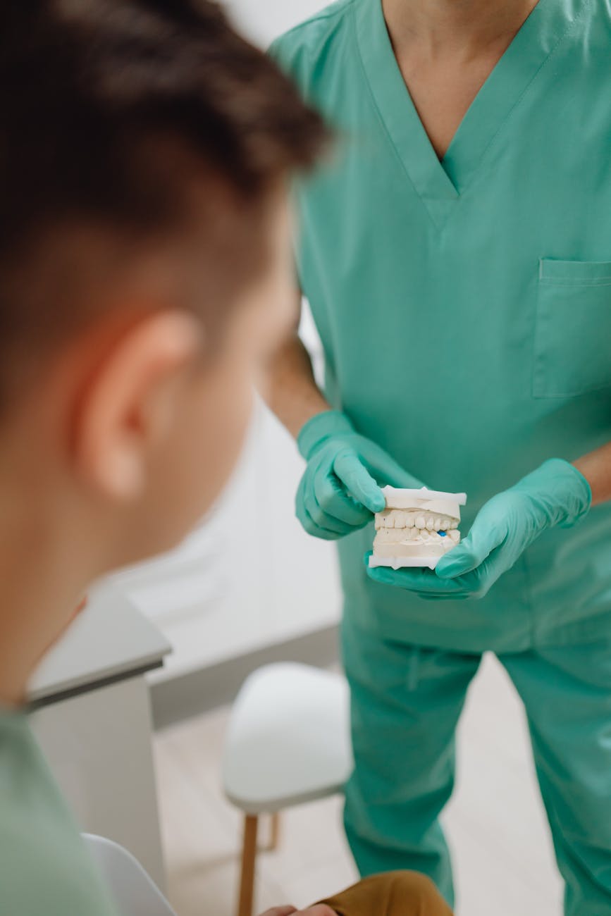 A Nantes, des dentistes mis à pied car ils refusent d’imposer des couronnes « made in China » à leurs patients